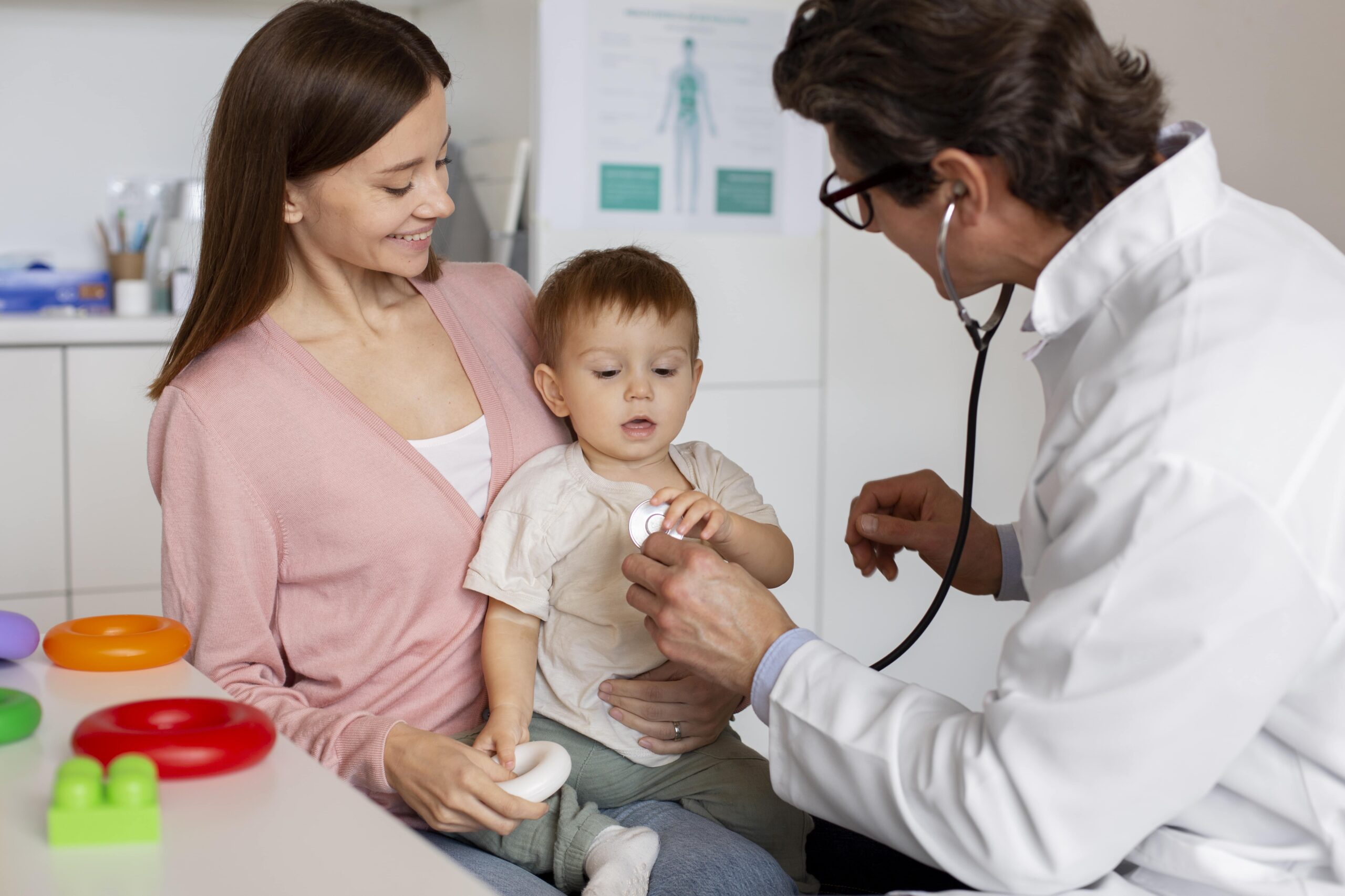 young-mother-with-toddle-pediatrician-consultation (1)-min